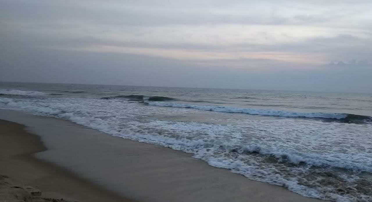 Waves Beach House Pondicherry Esterno foto